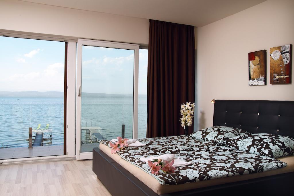 Aba Sea House Villa Balatonszarszo Oda fotoğraf